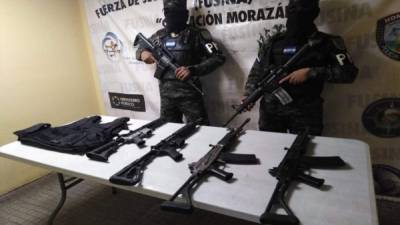 Fueron cuatro las armas decomisadas junto con un chaleco en colonia Faldas del Pedregal.