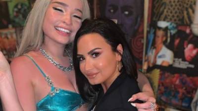 Demi Lovato (c) no descarta que podría enamorarse de otra mujer.