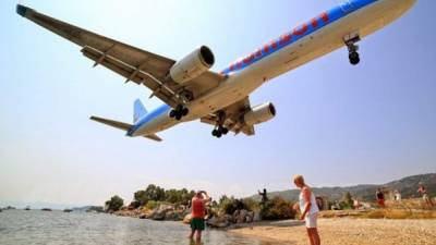 Para muchos turistas ver a los aviones pasar tan cerca es una verdadera aventura.