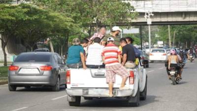 Imagen ilustrativa de un automóvil tipo pick up saturado de pasajeros.