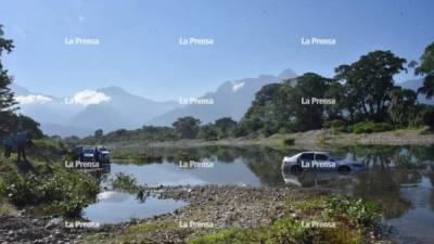 El auto quedó entre las aguas del río Bonito.