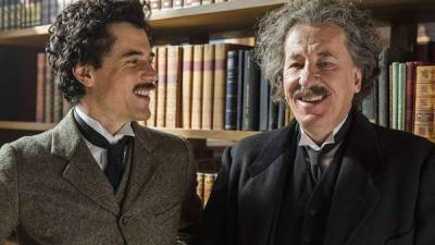 La serie es protagonizada por Geoffrey Rush (der.), que da vida a Einstein en su madurez, y Johnny Flynn (izq), que interpreta al físico en sus primeros años.