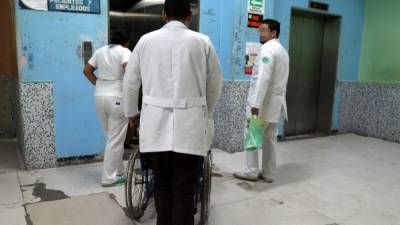 Estudiantes de Medicina hacen sus prácticas en los hospitales públicos del país.