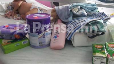 Uno de los pequeños descansa en una cama hasta donde han llegado muchas personas a dejar dinero y alimento para los dos pequeños con problemas de desnutrición.