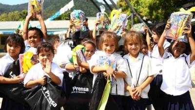 La primera escuela beneficiada durante la donación de útiles de ayer fue la Ramón Villeda Morales, de la colonia Panting. Fotos: Franklyn Muñoz