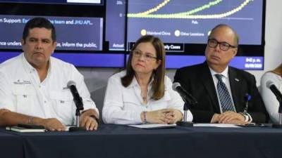 otografía cedida por el Ministerio de Salud de Panamá que muestra a la ministra de salud de Panamá, Rosario Turner (c), mientras participa en una rueda de prensa este lunes, en Ciudad de Panamá (Panamá).