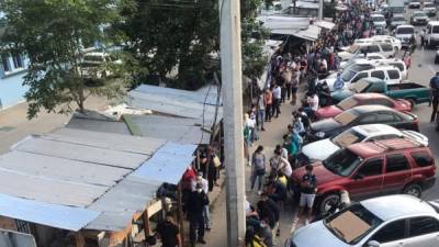 Cientos de hondureños hacen fila para ser atendidos en el triaje del Seguro Social en San Pedro Sula.