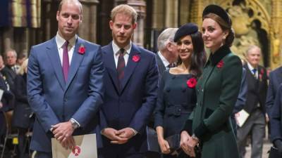 En foto los príncipes William y Harry, y las duquesas Meghan y Kate.