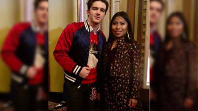 Drake Bell y Yalitza Aparicio en Hollywood.