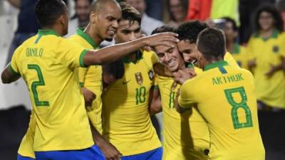 Coutinho anotó en la goleada de Brasil y así fue felicitado por sus compañeros. Foto AFP.