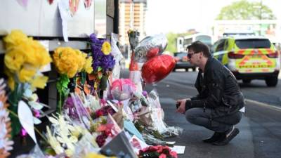 Flores y mensajes de apoyo son dejados en la Plaza de San Ana en Manchester, en homenaje a las víctimas del ataque terrorista del 22 de mayo en el Manchester Arena.