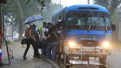 La crecida de las aguas ha provocado congestionamiento en las calles de San Pedro Sula.