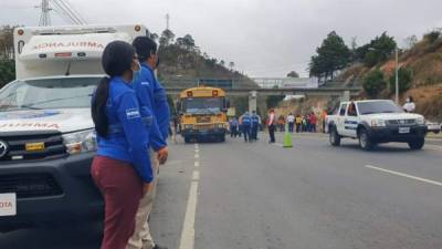 Personal de socorro y seguridad instalados en los principales ejes carreteros de Honduras.