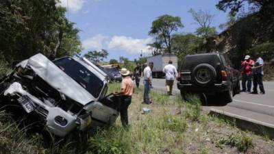 Presuntamente la conductora de la camioneta blanca quiso rebasar varios vehículos y provocó el accidente.
