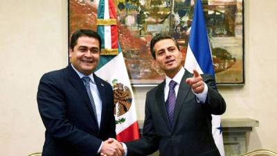 Foto de archivo de los presidentes Juan Orlando Hernández, de Honduras, y Enrique Peña Nieto, de México.