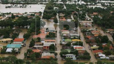 Los centenares de damnificados bajo la intemperie que están en el bulevar que conduce a El Progreso y la gran cantidad de personas atrapadas en los techos de sus casas por el agua reflejan el drama de los limeños golpeados por el embate de la depresión tropical Eta.Los seis días de lluvias consecutivos generados por el fenómeno natural tienen sumergida a La Lima bajo el agua y han cobrado la vida de cinco personas. Según el testimonio de los pobladores, hay personas soterradas en los escombros de las casas destruidas y varios desaparecidos.