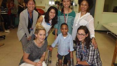 Jennifer Lawrence alegró el día de los niños internados en el Hospital Shriners, de Montreal, con su visita del viernes pasado.