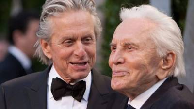 Kirk Douglas junto a su hijo, el también actor Michael Douglas.