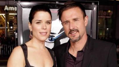 David Arquette (d) fue parte del elenco original de 'Scream', estelarizada por Neve Campbell (i).