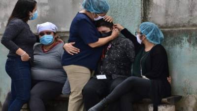 La crisis sanitaria en Honduras ha dejado una economía bastante dañada, además de luto y dolor por un sinnúmero de muertes. Foto AFP