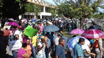 Un centenar de personas salió este jueves a protestar en el Caribe hondureño.