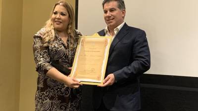 El empresario Mateo Yibrín recibiendo su reconocimiento en manos de Blanca Izaguirre, titular del Conadeh.