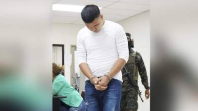 Brayan Yuriel Escobar siempre agacha la cabeza al entrar a la sala de juicio.