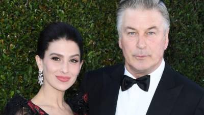 Alec Baldwin (D) y su esposa, Hilaria Baldwin, todos los ciudadanos tienen en su mano lograr cambios si optan por una dieta más saludable, una elección que a su vez ayudará al medio ambiente.