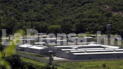 Vista desde una considerable distancia, la granja penal de Ilama se asemeja a las naves de las maquilas. Fotos: Melvin Cubas