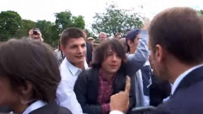 El mandatario francés Emmanuel Macron con el estudiante. Foto: Captura/YouTube