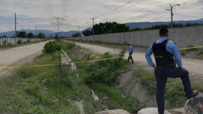 Vecinos alertaron a la Policía del hallazgo del cuerpo.