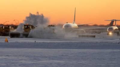 Las aerolíneas más afectadas por el tiempo invernal son Delta, que el viernes anunció la cancelación de 970 vuelos y este sábado está viendo interrumpidos más de 300. EFE/Archivo