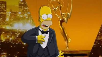El personaje animado Homero Simpson en los Emmy 2019.