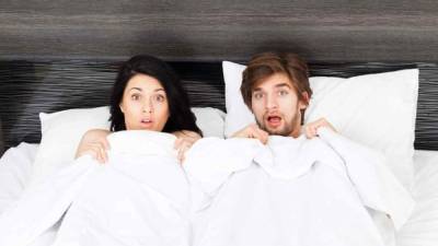 Si acostumbras dormir con alguien más, entérate que las parejas que duermen desnudas tienen una relación más romántica.