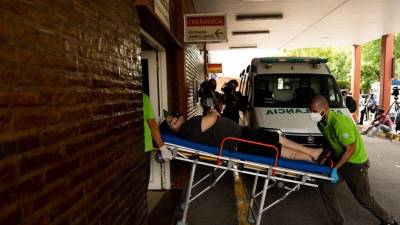 Un hombre ingresa en el Hospital Bocalandro luego de ser envenenado con cocaína, en Loma Hermosa, provincia de Buenos Aires.