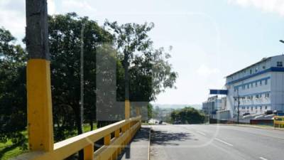 San Pedro Sula comienza a sufrir los efectos secundarios del covid-19. Las calles de la ciudad donde usualmente a tempranas horas se produce tráfico se encontraron vacías. Aquí el puente del bulevar Michelleti, al norte de la ciudad.