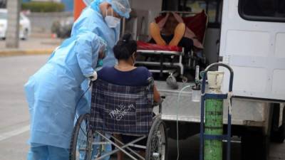 Personal de salud traslada a un paciente con probabilidades de haber contraido la covid-19 al hospital San Felipe, donde son atendidos los casos positivos en Tegucigalpa, el 9 de junio de 2021.