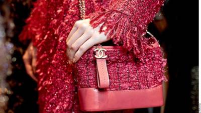 Con esta propuesta, Karl Lagerfeld renueva los códigos distintivos de Chanel y hace un sentido homenaje a su fundadora.