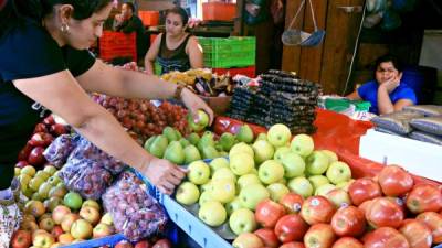 Puestos de frutas típicas en los últimos meses del año en un mercado de San Pedro Sula. Foto: Amílcar Izaguirre