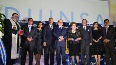 El padre Carlo Magno Núñez, Mario Faraj, Maritza Panayotti, Nasry Asfura, Jorge y Lily Faraj, Ricardo Álvarez, Diana Larach y Jorge Faraj.