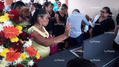 Familiares y amigos elevaron una oración pidiendo por el eterno descanso del joven.