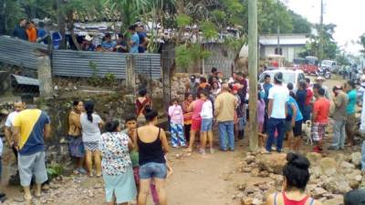 Pobladores de la localidad observaban la violenta escena este domingo.