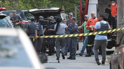 Niña Rehén (c), liberada por la policía tras un atraco en el aeropuerto de Viracopos este jueves en la localidad de Campinas, estado de Sao Paulo (Brasil).