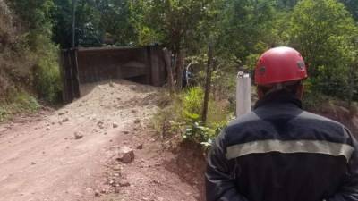 La volqueta iba cargada con tierra para construcción.