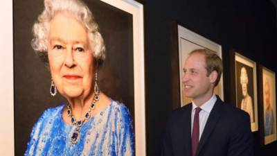 El príncipe William admirando una pintura de su abuela la reina Isabel II.