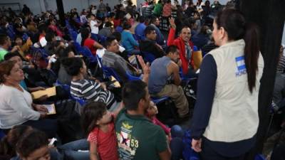 La primera dama Ana García habló con migrantes hondureños detenidos en McAllen, Texas.