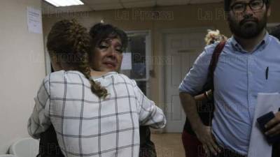 La maestra Mary Cruz llora al enterarse de la medida dictada por el juez.