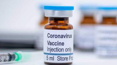 Actualmente hay 24 vacunas candidatas en alguna fase de ensayos con humanos.