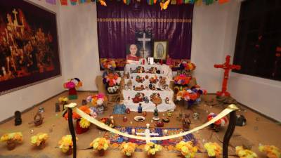 El altar de muertos es un elemento fundamental en el conjunto de tradiciones mexicanas del Día de Muertos.