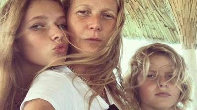 Gwyneth Paltrow (c) junto a sus hijos Apple (i) y Moses Martin (d).